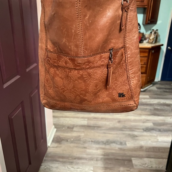 The Sac leather body crossbody purse lots of storage - Picture 2 of 4